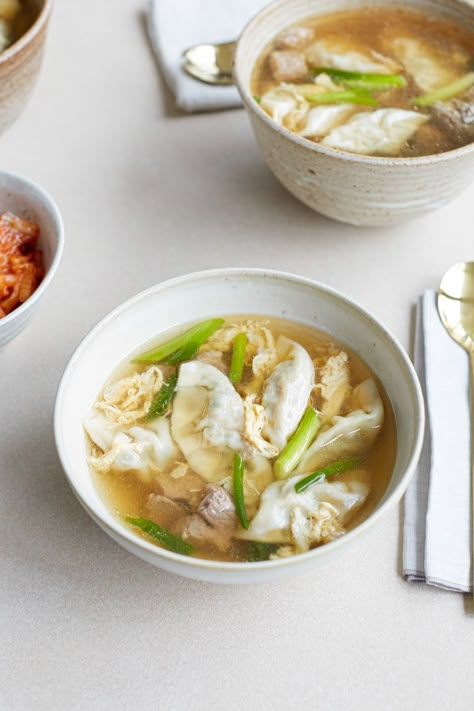 Mandu Soup Korean Food, Mandu Soup Recipe, Korean Soup Dumplings, Korean Mandu Recipe, Beef Dumpling Soup, Mandu Soup, Korean Dumpling Soup, Mandu Guk, Mandu Recipe