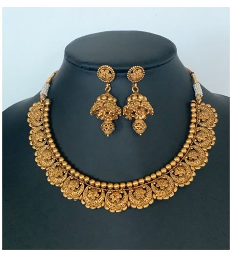 Indian Gold Necklace Designs, Dubai Gold Jewelry, Indian Gold Jewelry, Bridal Necklace Designs, Gold Bridal Necklace, Gold Jewelry Outfits, Choker Necklace Designs, Antique Gold Jewelry Indian, Gold Necklace Indian