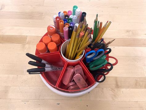 Art Classroom Management Systems to Set Up Successful Behaviors All Year Long - The Art of Education University Classroom Table Organization, Art Classroom Organization, Table Organization, Classroom Table, Visual Art Lessons, Art Classroom Management, Education University, Classroom Tables, School Success