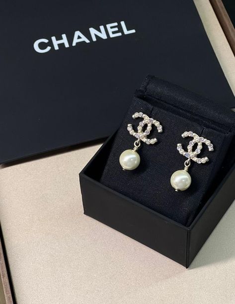 Parfum Chanel, Chanel Pearl, Chanel Store, Chanel Pearls, Jewelry Accessories Ideas, Chanel Earrings, Girly Accessories, Jewelry Fashion Trends, Chanel Jewelry