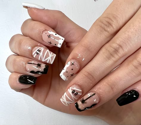 Fall Black And White Nails, Black Mummy Nails, Black N White Halloween Nails, Black And Nude Halloween Nails, Mummy Nail Designs, Mummy Halloween Nails, Black And Silver Halloween Nails, White Gel Nails Ideas, Black And White Nails Halloween