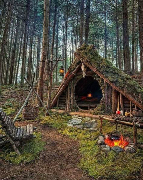 Bushcraft Shelter, Tenda Camping, Survival Shelter, Bushcraft Camping, Small Cabin, Wilderness Survival, Cabin In The Woods, Cabins In The Woods, Casas De Ensueño