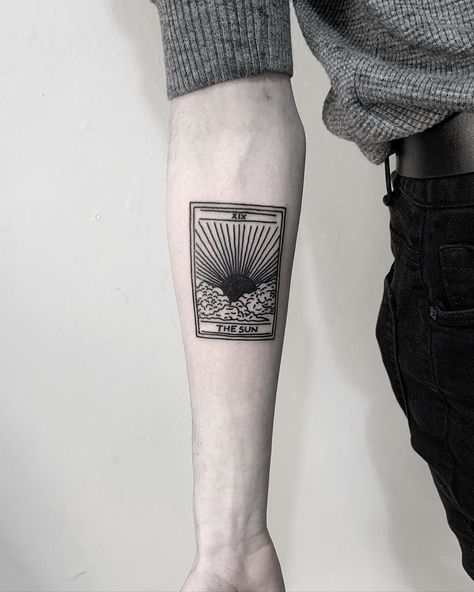 5,556 likerklikk, 9 kommentarer – Mr Preston (@mrprestontattoo) på Instagram: “#thesun Mrprestontattooer@hotmail.com” Saint Tattoo, Square Tattoo, Tarot Tattoo, Prison Tattoos, The Sun Tarot, Doodle Tattoo, Sun Tattoos, R Tattoo, Old Tattoos