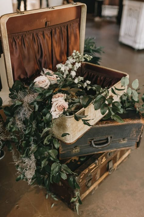 Old Suitcase Wedding Decor, Vintage Farm Wedding Decor, Antiques Wedding Decor, Flowers In Suitcase, Vintage Farmhouse Wedding Decor, Vintage Wedding Backdrop Ideas, Vintage Stage Decor, Old School Wedding Decor, Old Trunk Wedding Decor