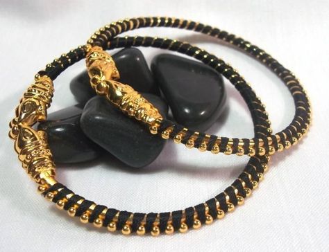 Thread Bangles With Pearls, Gold Noa Badhano Design, Black Beeds Bangles Gold, Black Beads Bangles Gold Indian, Beads Bangles Gold, Black Bangles, Fashion Jewelry Necklaces Gold, Kids Gold Jewelry, Coral Jewelry Set