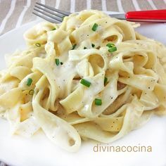 Fetuccini Alfredo, Vegan Fettuccine, Vegan Fettuccine Alfredo, Pesto Pasta Recipes Chicken, Creamy Pesto Sauce, Pasta Italiana, Plantbased Recipes, Cooked Pasta, Fettuccine Pasta