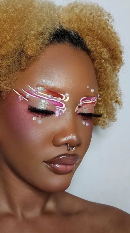 Fairy Eyeshadow, Maximalist Makeup, Euphoria Halloween, Whimsical Makeup, Makeup Hooded Eyes, Futuristic Retro, Bday Hair, Funky Makeup, Gemini Rising