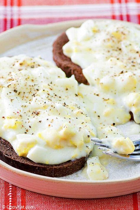 Creamed Eggs On Toast, Boiled Egg Whites, Egg And Grapefruit Diet, Eggs On Toast, Hard Boiled Egg, Christmas Morning Breakfast, Hard Cooked Eggs, Meat Free Recipes, Toasted Bread