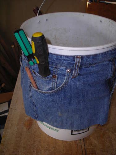 tool bucket Diy Jeans Refashion, Tool Organization Diy, Jeans Refashion, Cleaning Buckets, Bucket Planters, Bucket Ideas, Bucket Gardening, Tool Tote, Diy Apron