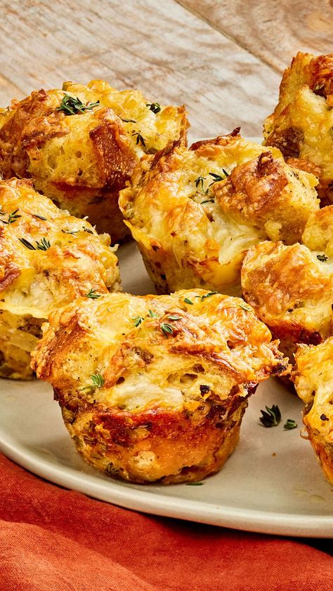 Stuffing Muffins Will Be The Most Popular Thanksgiving Side Dressing Muffins Thanksgiving, Leftover Stuffing Muffins, Thanksgiving Muffins, Stuffin Muffins, Muffin Meals, Holiday Dinner Sides, Stuffing Muffins, Party Side Dishes, Canapes Recipes