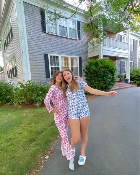 preppy summer photo cape martha’s vineyard inspo roller rabbit friend Cape Cod Preppy, Marthas Vineyard Summer Outfits, Greenwich Aesthetic, Roller Rabbit Aesthetic, Henley Core, Preppy Airport, Outfits For 6th Grade, Preppy Besties, Preppy Sleepover