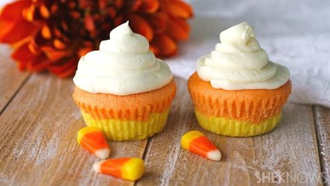 No candy corn was used in the making of these look-alike Halloween cupcakes Oatmeal Candy, Candy Corn Desserts, Heath Candy, Pecan Candy, Mounds Candy, Candy Corn Recipe, Twix Candy, Crush Cake, Corn Cupcakes