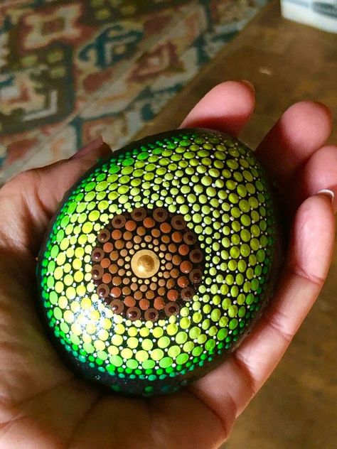 Dotted Rock Painting, Rock Dotting Ideas, Rock Painting Ideas Dots, Rock Painting Dots, Dot Rock Painting Ideas, Dot Art Ideas, Dot Painting Ideas, Mandela Rock Painting, Mandala Rock Painting