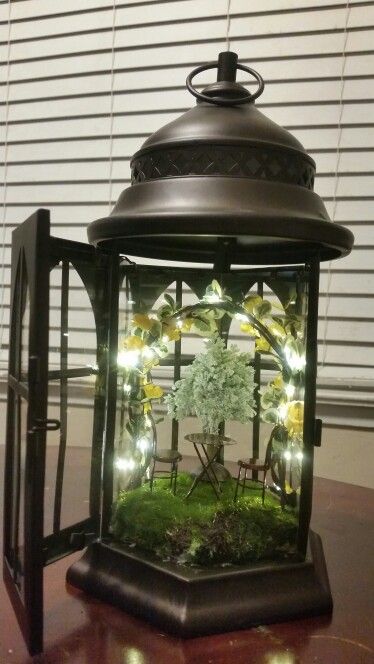 Diy fairy garden lantern Diy Fairy Garden Lantern, Terrarium In Lantern, Miniatures In A Lantern, Miniature Cloche Ideas, Fairy Garden Lantern Ideas, Birdcage Fairy Garden, Fairy Lantern Ideas, Lantern Fairy House, Fairy Garden In Lantern