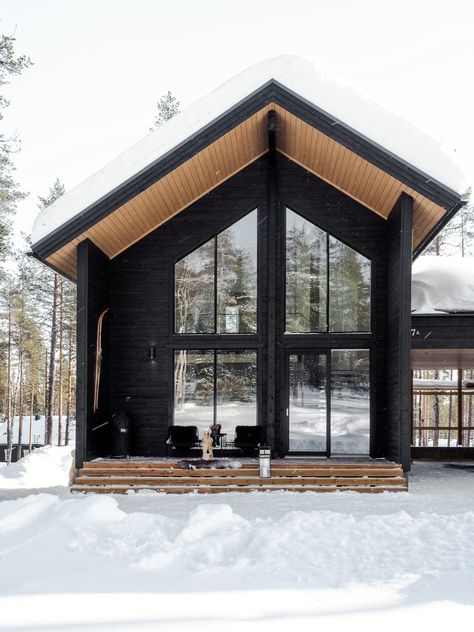 A getaway by a fell – this is the stunning log cabin of Eva-Maria, Toni and their children - Honka Scandinavian Cabin Exterior, Scandinavian House Plans, Scandinavian Cabins, Scandinavian Exterior, Scandinavian House Design, Home Ideas Kitchen, Scandinavian Cabin, Modern Log Cabin, Modern Log Cabins