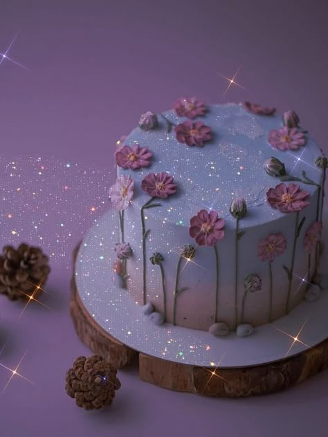 Glitter Cake Aesthetic, Glitter Cake Birthday Sparkle, Golden Birthday Cakes, Sparkly Cake, Glitter Birthday Cake, Aesthetic Desserts, Sparkle Cake, Sparkle Birthday, Vintage Birthday Cakes