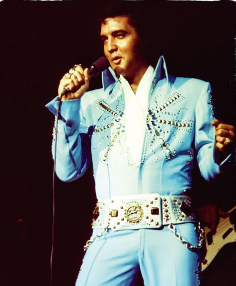 vintage everyday: The World of Elvis Jumpsuits – 68 Pictures of Elvis Presley Performing in His Iconic Jumpsuits during the 1970s Elvis Costume, Elvis Presley Concerts, Elvis Presley Family, Elvis Jumpsuits, Elvis In Concert, Elvis Presley Pictures, Joseph Jackson, King Of Pop, Elvis Presley Photos