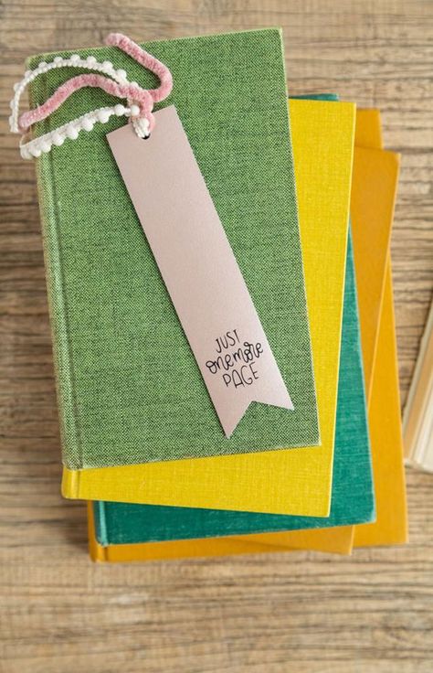 Cricut Leather Bookmark, Leather Bookmark Cricut, Leather Bookmark Diy, Cricut Leather Projects, Cricut Bookmarks, Simple Bookmarks, Leather Cricut, Faux Leather Bookmark, Diy Leather Bows