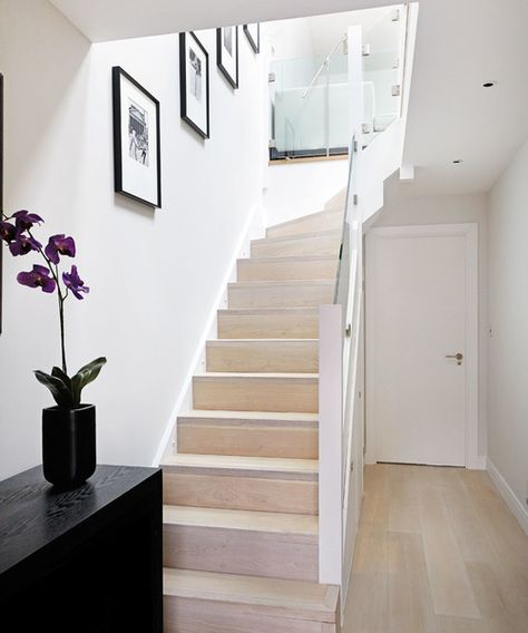 10 Design Tips to Brighten a Dark Hallway Dark Hallway Ideas Brighten, Brighten Dark Hallway, Dark Hallway Ideas, Notting Hill House, Doors Hallway, Entrance Staircase, Dark Staircase, Hallway Ideas Diy, Hallways And Stairs