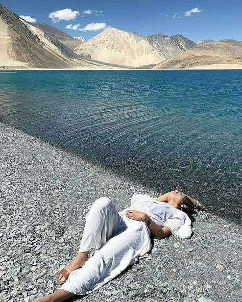 Lake Photography Ideas, Himachal Travel, Pangong Lake, Travel Mountains, Travel Pose, Leh Ladakh, Travel Picture Ideas, Lake Photography, Photography Pics