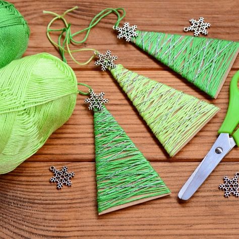 75 DIY Ornaments the Whole Family Will Love — Easy Christmas Crafts Cheap Christmas Crafts, Cardboard Christmas Tree, Rustic Christmas Ornaments, Easy Christmas Ornaments, Fabric Christmas Ornaments Diy, Christmas Craft Projects, Creative Christmas Trees, Christmas Ornaments Diy, Hanging Christmas Tree