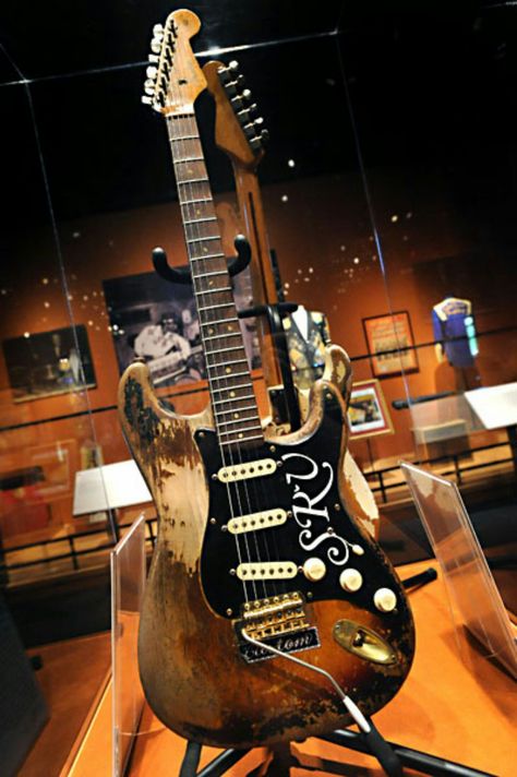 ♡♥Stevie Ray Vaughan's Fender Stratocaster guitar is on display - click on pic to see a full screen pic in a better looking black background♥♡ Srv Guitar, Museum Installation, Stevie Ray Vaughan Guitar, Steve Ray Vaughan, Stevie Ray Vaughn, Texas Music, Famous Guitars, Stratocaster Guitar, Ray Vaughan