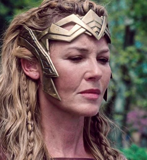 Wonder Woman Hair, Connie Nielsen, Woman Hair, Lynda Carter, Gal Gadot, Justice League, Marvel Universe, Mother Of The Bride, Bobby Pins