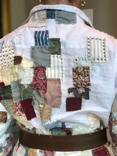 Costuming Brianna from Outlander: Season 4 (Patchwork Shirt) – Red Shoes. Red Wine. Costume College, Outlander Season 4, Reworked Denim, Patchwork Clothes, Mode Crochet, Patchwork Shirt, Diy Lanterns, Visible Mending, Linen Shirt Dress