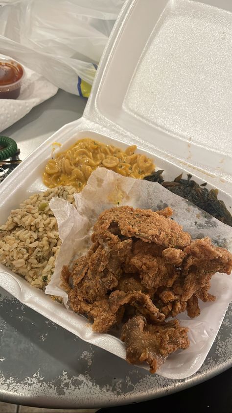 A platter of fried mushrooms, dirty rice, mac and cheese, and collard greens from Soul Food Vegan in Houston, TX. Military Food, Pictures Of Soldiers, Meal Ready To Eat, Senator Styles, Iphone Storage, Animation Wallpaper, Dirty Rice, Army Training, Airport Pictures