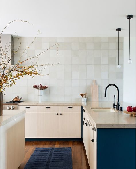 Style Plus Utility: Elevated Washable Rugs from Revival - Remodelista Large Tile Backsplash, Square Tile Backsplash, Herringbone Tile Backsplash, Kitchen Guide, White Shaker Cabinets, Herringbone Backsplash, Glass Tile Backsplash, Tile Countertops, Countertop Design