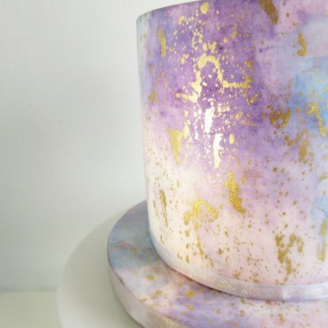 Lilac Watercolour with Gold Splash Lavender And Gold Cake, Cake Styles, Gold Splash, Artist Cake, Golden Cake, Cake Tips, Gold Birthday Cake, Cake Maker, Watercolor Cake