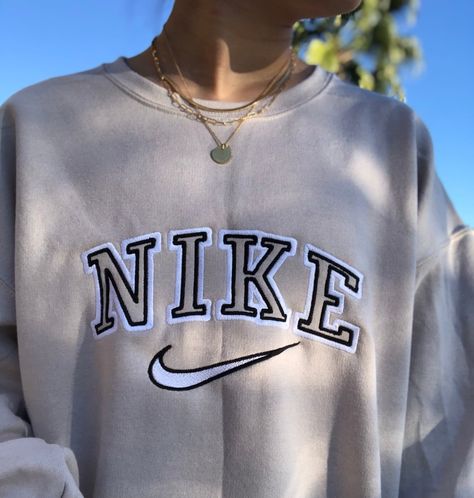 Nike Vintage Sweatshirt, Jogger Outfit, Vintage Nike Sweatshirt, Branded Outfits, Cute Nike Outfits, Trendy Hoodies, Stylish Hoodies, Nike Sweatshirt, Nike Vintage