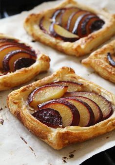 Puff Pastry Plum Tart, Plum Puff Pastry, Plum Tarts, Almond Tarts, Plum Dessert, Pastry Dinner, Desserts Thanksgiving, Plum Tart, Plum Recipes