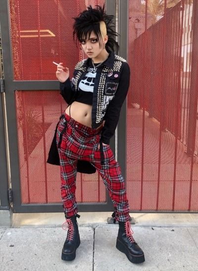 Punk Poses, Punk Mode, Punk Culture, Punk Aesthetic, Punk Girl, Estilo Punk, Punk Outfits, Alt Fashion, Punk Goth