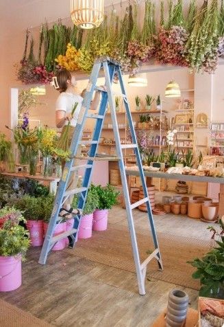 Flower Studio Design, Dried Flower Shop Display, Flower Shop Shelves, Cute Florist Shop, Interior Flower Shop, Garage Flower Shop, Floral Shop Design, Flower Shop Interiors Design Decor, Opening A Flower Shop