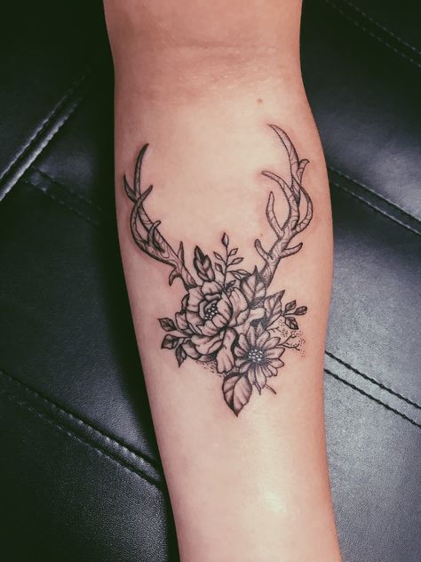 Buck Antler Tattoo, Elk Antlers Tattoo, Buck Tattoo For Women, Women Hunting Tattoos, Fine Line Firefly Tattoo, Tattoo Ideas For Females, Baby Tattoo For Dads, Buck Tattoo, Deer Hunting Tattoos