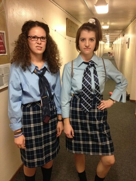 Mia and Lily from Princess Diaries. Mia And Lily Princess Diaries Costume, Costumes With Overalls, Easy Duo Costumes, Duo Costume Ideas, Austin Powers Costume, Costume Ideas Easy, Fun Halloween Costumes, College Halloween Costume Ideas, Halloween Duos