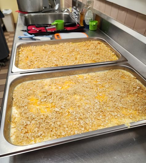 Macaroni and Cheese for a Crowd - Cooking For An Army Bulk Mac And Cheese Recipe, Food For A Large Crowd, Recipes For A Large Group, Wednesday Meals, Party Main Dish, Mac And Cheese Recipe Soul Food, Crowd Food, Meals For A Crowd, Food For Crowd