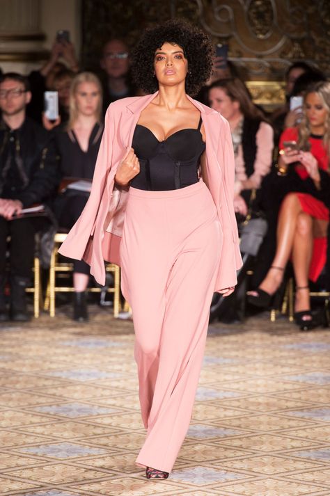 Saffi Karina at Christian Siriano. Flattering Plus Size Dresses, Haute Couture Style, Look Plus Size, The Fashion Industry, Foto Art, Plus Size Models, Christian Siriano, Plus Size Kleidung, Fashion Industry