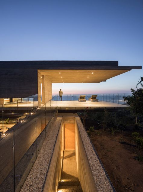 Cliff Houses, Concrete Home, Concrete House, Contemporary Interior Design, Cool House Designs, House Architecture, Modern Houses, Roof Design, Residential Architecture