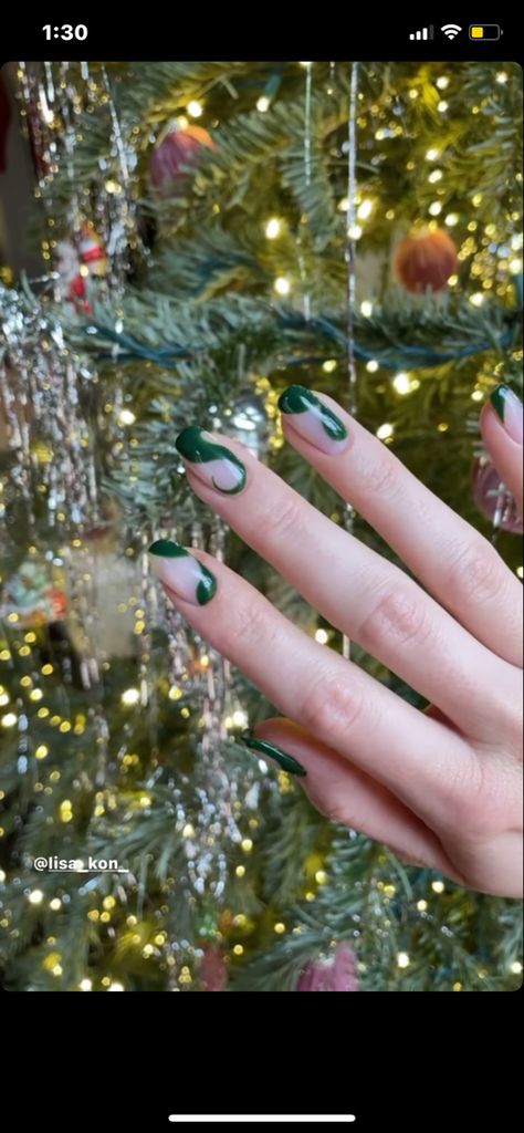 Kendall Jenner Nails, Kylie Nails, Kendall Jenner Instagram, Dark Green Nails, December Nails, Dark Nails, Xmas Nails, Minimalist Nails, Green Nails