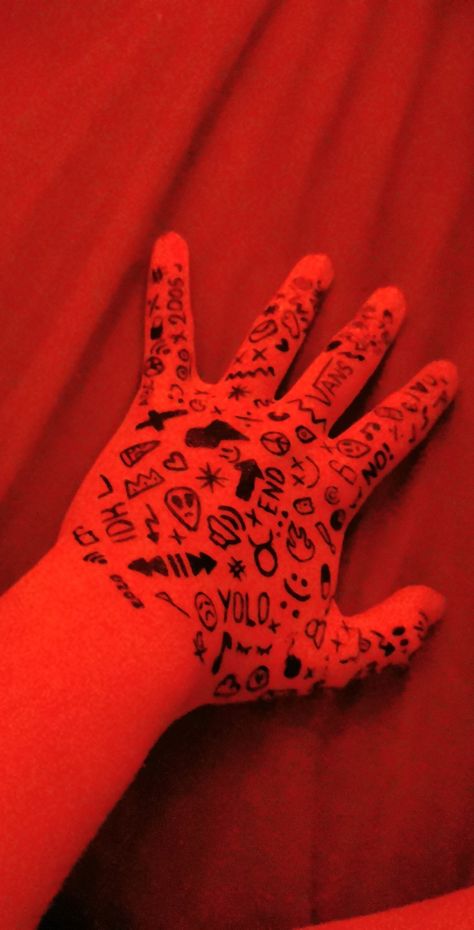 Tiny hand doodles/ hand art Sharpie Hand Doodles, Arm Doodles, Doodles Hand, Hand Doodles, Doodle Tattoo, Things To Draw, Small Hand Tattoos, Hand Draw, Hand Sketch