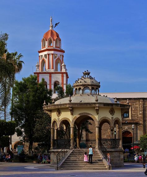 Repleto de tiendas de artesanías únicas, corredores culturales, Tlaquepaque es una visita obligada al visitar la capital tapatía. Aquí te contamos qué ver. Jalisco está lleno de magia en cada uno de sus 9 Pueblos Mágicos: Tequila, Ajijic, Mazamitla, Talpa de Allende, San Sebastián del Oeste, Lagos de Moreno, Mascota, Tapalpa y Tlaquepaque son lugares […] The post Cómo llegar a Tlaquepaque, uno de los centros artesanales más grandes de México appeared first on National Geographic en Español San Sebastian, Angkor, National Geographic