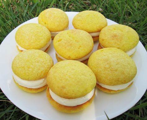 Lemon Cream Whoopie Pies | veronicascornucopia.com Woo Pie Pies, Lemon Whoopie Pie Recipe, Lemon Whoopie Pies, Whoopie Cookies, Cake Mix Whoopie Pies, Cinnamon Roll Pie, Monster Cookie Dough Dip, Creamsicle Pie, Fry Pies