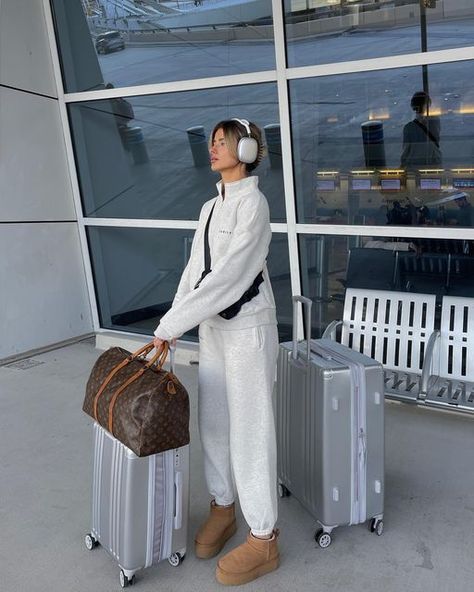 kat ♡ on Instagram: "you should feel like you’re walking on clouds + wearing a cloud or you’re not traveling right imo @the.jubileeapparel ☁️🎧🫧" Airport Pics, Flight Outfit, Airport Aesthetic, On Clouds, Walking On Clouds, Airport Outfit, Sport Wear, Travel Aesthetic, Travel Outfit