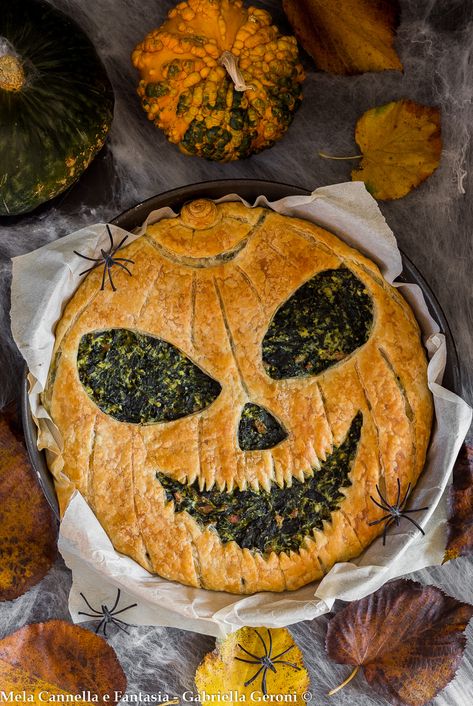 torta salata di Halloween con ricotta spinaci e mortadella Halloween Quiche, Aperitivo Halloween, Halloween Cibo, Halloween Buffet Food, Torte Halloween, Cibo Halloween, Savory Halloween Food, Snack Halloween, Buffet Halloween