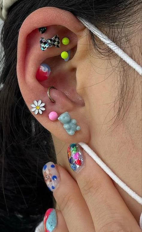 Colorful Piercings, Fun Piercings, Piercings Aesthetic, Piercing Aesthetic, Unique Ear Piercings, Nose Ring Jewelry, Ankle Bracelets Diy, Ear Art, Cool Ear Piercings