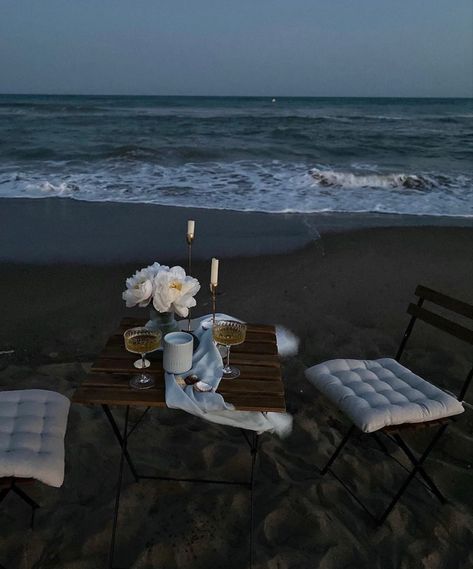 I want to experience this Beach Picnic Party, Honeymoon Packing List, Honeymoon Packing, Picnic Engagement, Beach Dinner, Picnic Decorations, Beach Date, Picnic Time, Beach Elopement