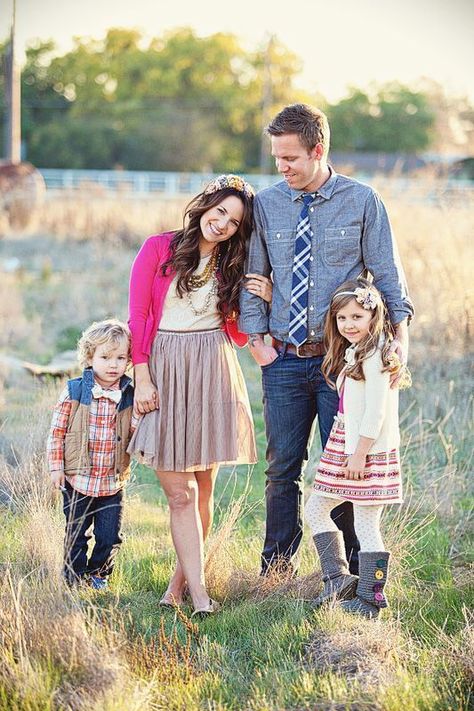 Fall Photoshoot Family, Large Family Poses, Summer Family Pictures, Big Family Photos, Cute Family Photos, Family Photoshoot Poses, Fall Family Portraits, Family Portrait Poses, Outdoor Family Photos