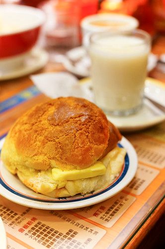 Butter Polo Bun Macau Food, Hong Kong Egg Tart, Hong Kong Cafe, Kong Recipes, Hong Kong Photography, Pineapple Bun, Hong Kong Food, Eating Fast, Hong Kong Travel